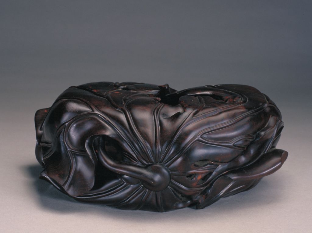 图片[1]-Rosewood carved lotus pillow-China Archive